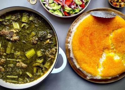 طرز تهیه خورشت قورمه سبزی با کرفس جا افتاده و لعابدار