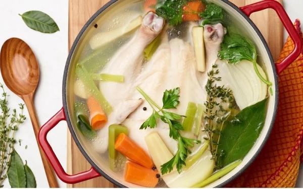 عصاره مرغ چیست؟ تفاوت با آب مرغ و ترفندهای استفاده در غذا